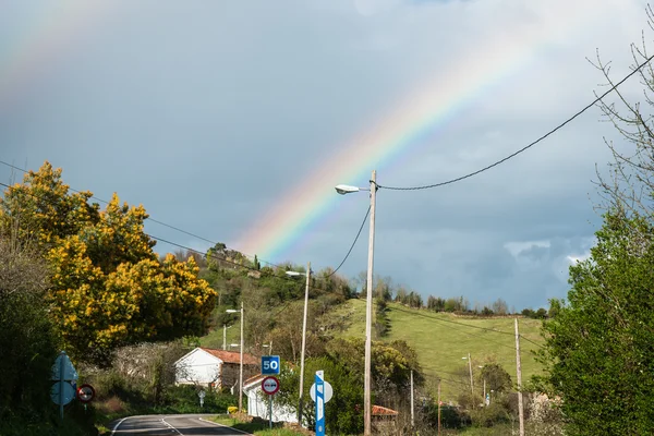 Arco-íris sobre pequena aldeia — Fotografia de Stock