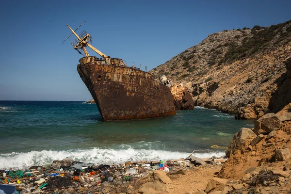 Oude crashte schip op de rotsen — Stockfoto