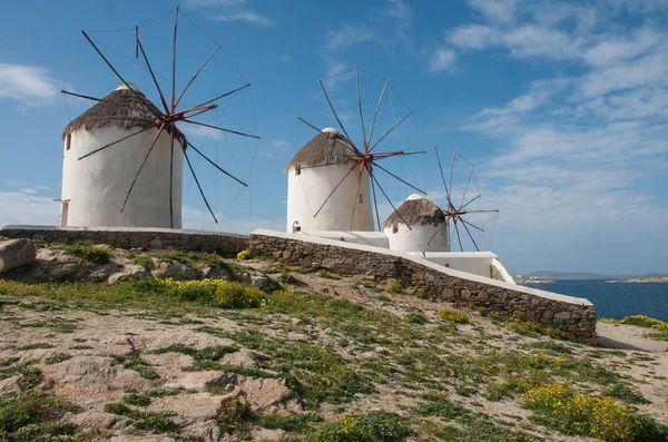 Oude witte windmolens op het eiland Mykonos — Stockfoto