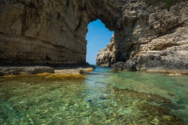 Arco en los acantilados — Foto de Stock