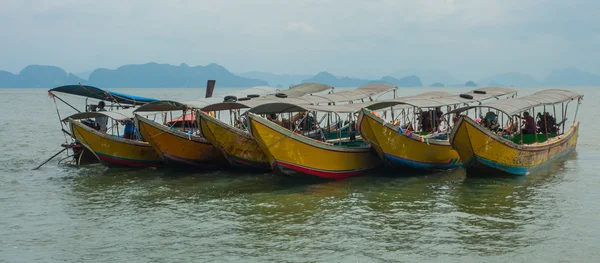 Barcos de cauda longa na aldeia muçulmana — Fotografia de Stock