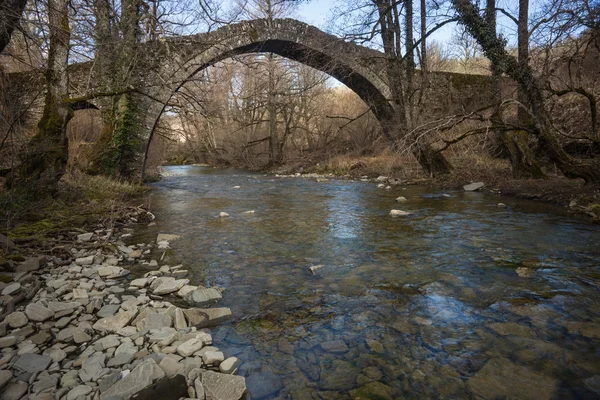 Старый каменный мост — стоковое фото