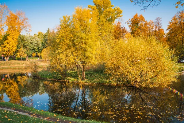 Hermoso parque de otoño en Moscú — Foto de Stock