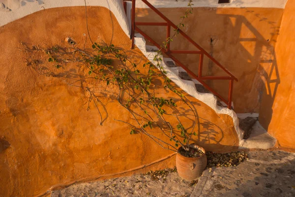 Pared naranja y escaleras —  Fotos de Stock