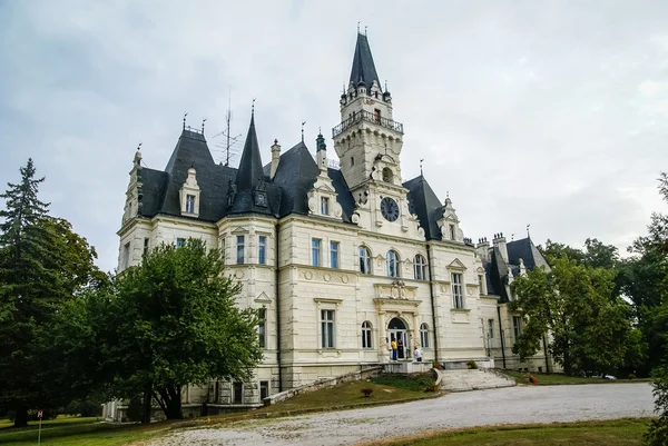 Schönes Schloss in der Slowakei — Stockfoto