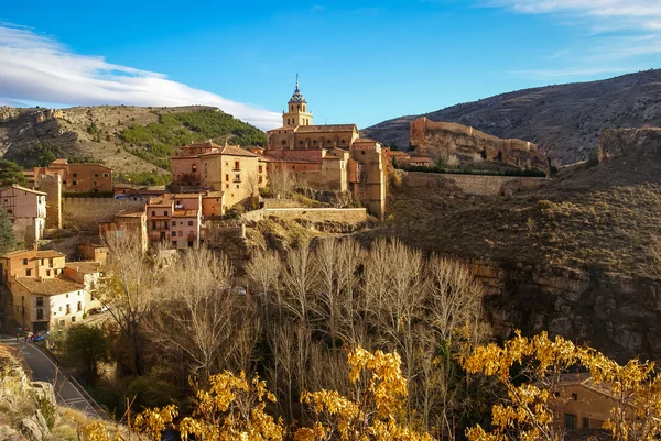 Güneşli bir gün şehirde İspanyol dağlar — Stok fotoğraf