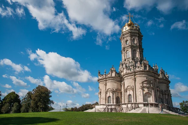 Kyrka i Dubrovnitsy i Podolsk — Stockfoto