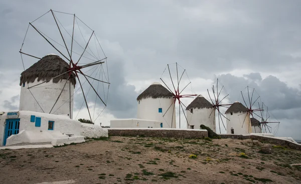 Vieux moulins à vent blancs sur l'île de Mykonos — Photo