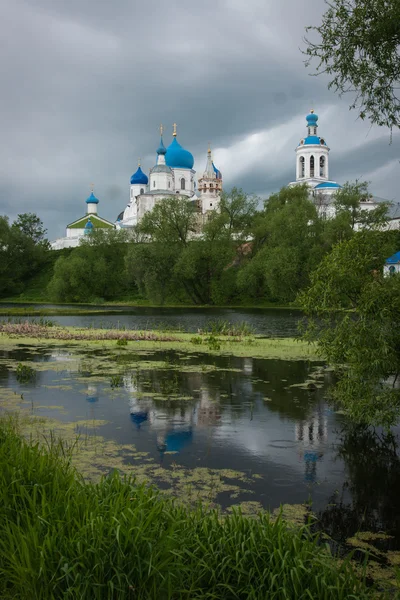 Vita kyrka med blå kupoler — Stockfoto