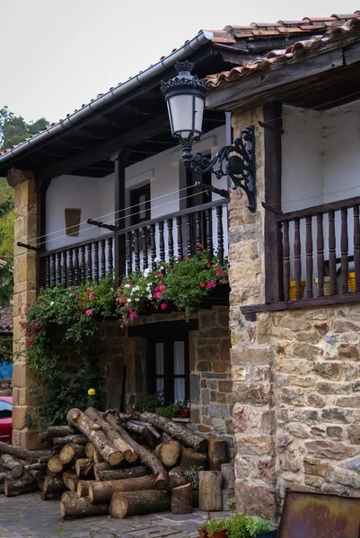 Arquitetura da aldeia de Barcena Mayor — Fotografia de Stock