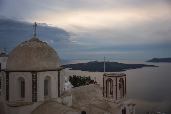 Egyház és kilátás nyílik a Caldera Santorini — Stock Fotó