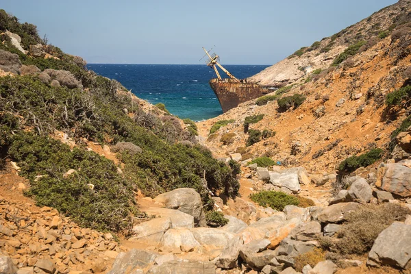 Oude crashte schip op de rotsen — Stockfoto