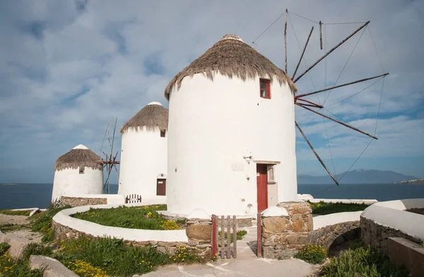Vieux moulins à vent blancs sur l'île de Mykonos — Photo