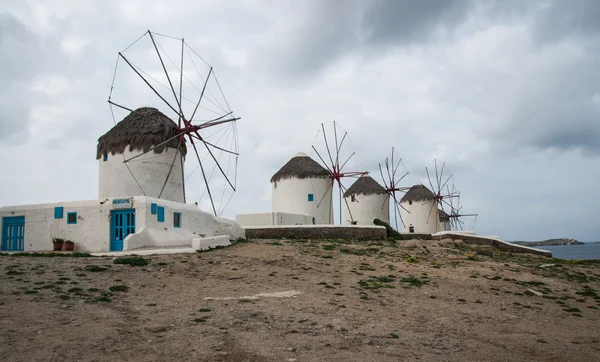 Oude witte windmolens op het eiland Mykonos — Stockfoto