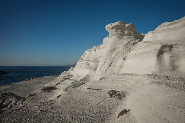 Mooie maanlandschap strand Sarakiniko — Stockfoto