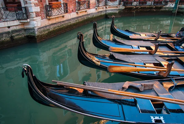 Gôndolas amarradas em Veneza — Fotografia de Stock