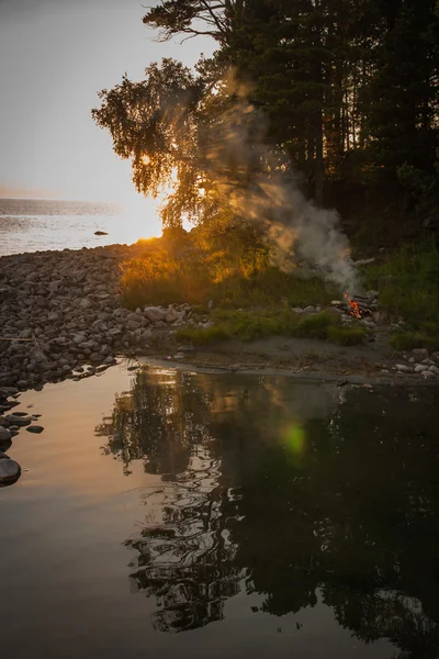 Falò sulla riva del lago Baikal — Foto Stock