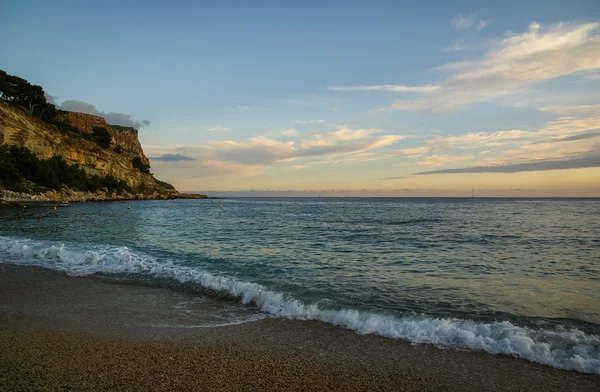 Красиві берега моря в місті Cassis — стокове фото