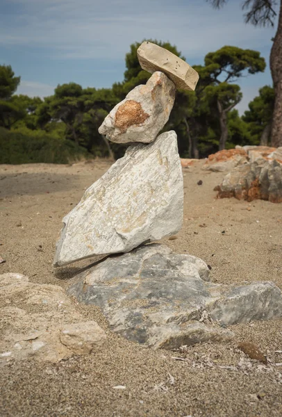 Pirâmide de pedras na praia — Fotografia de Stock