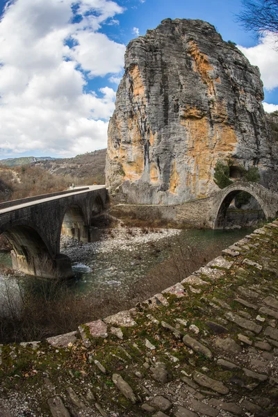 Vieux pont en pierre de Kokoris — Photo