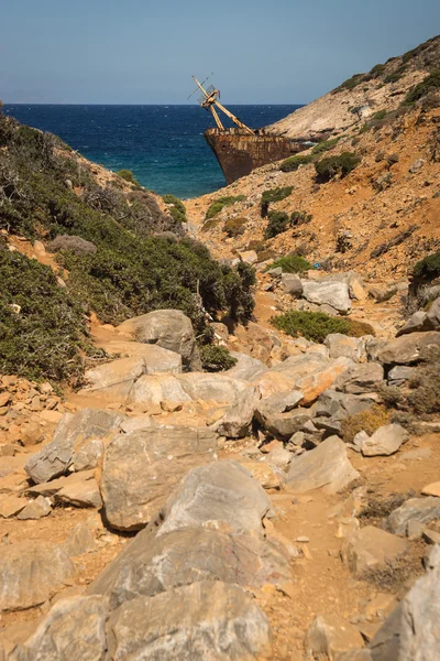 Oude crashte schip op de rotsen — Stockfoto