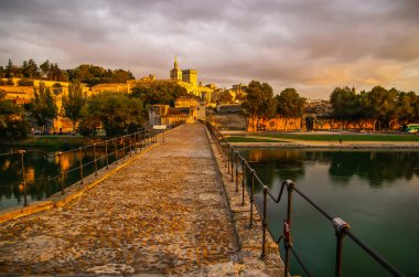 Gün batımında Avignon