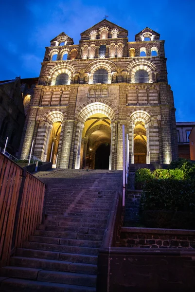 Den majestetiske gamle katedralen i Le Puy – stockfoto