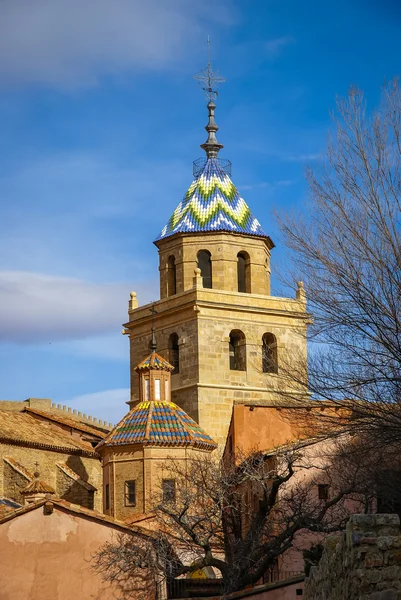 晴れた日にスペイン語の山町 — ストック写真