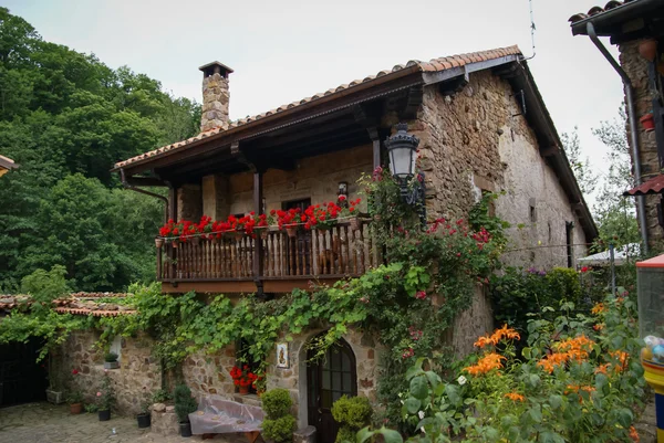 Arquitetura da aldeia de Barcena Mayor — Fotografia de Stock