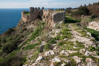 Eski Navarin kalesi kalıntıları ediyor