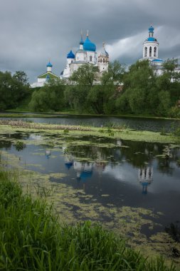 Mavi kubbeler ile beyaz kilise