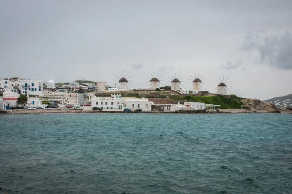 Viejos molinos de viento blancos en la isla de Mykonos — Foto de Stock