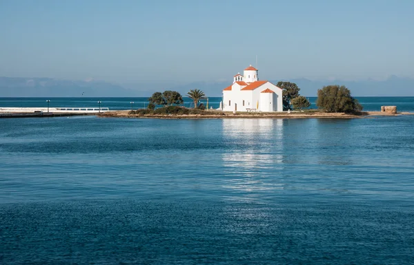 Küçük adada beyaz kilise — Stok fotoğraf