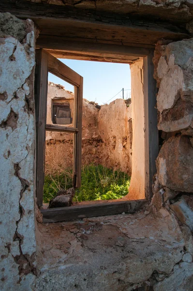 Vieja ventana abierta de una casa destruida —  Fotos de Stock