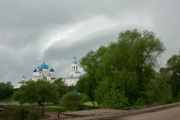 Vita kyrka med blå kupoler — Stockfoto