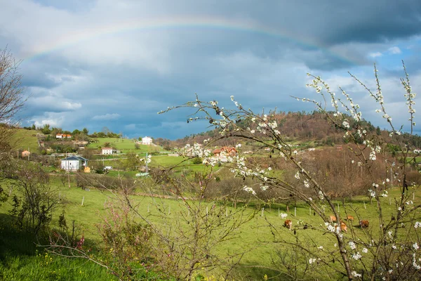 Arco iris sobre pequeño pueblo — Foto de Stock