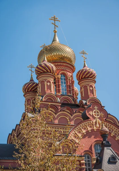 Majestosa igreja vermelha em Astrakhan — Fotografia de Stock