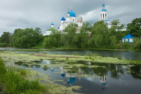 Vita kyrka med blå kupoler — Stockfoto