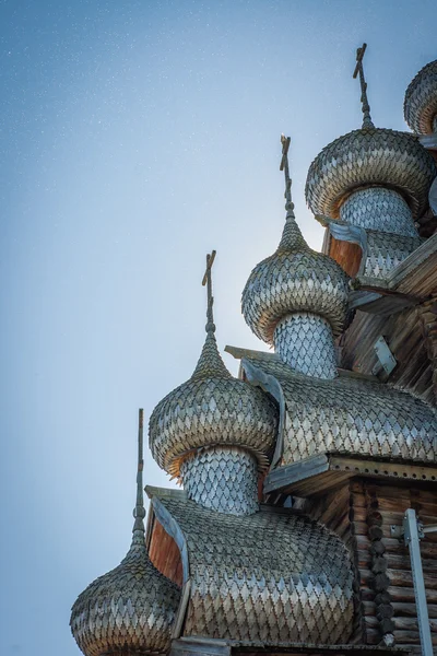 Iglesia con cúpulas de madera tallada — Foto de Stock