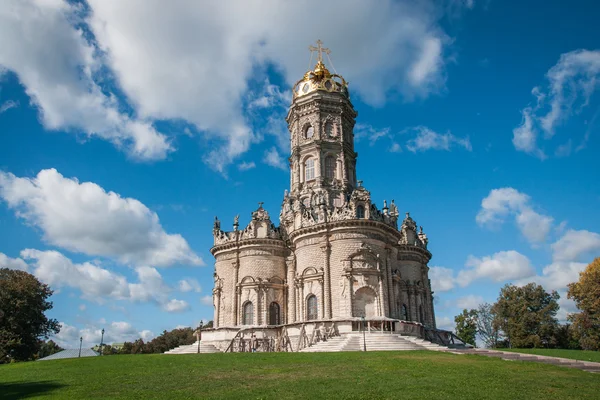 Majestätiska kyrkan i Dubrovnitsy — Stockfoto