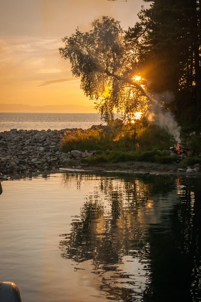 Falò sulla riva del lago Baikal — Foto Stock