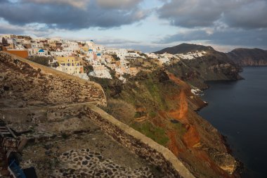Tepenin yamacında beyaz şehir