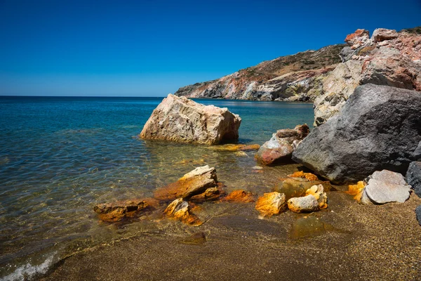 Ongebruikelijke levendige kleuren van Palepchori beach — Stockfoto