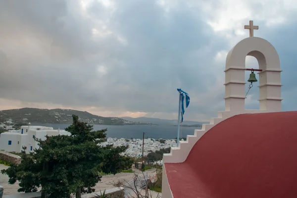 Bílý kostel s červenou střechou v Mýkonos — Stock fotografie