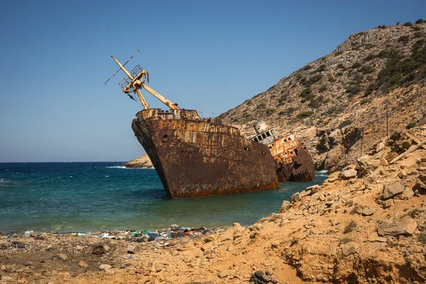 Oude crashte schip op de rotsen — Stockfoto