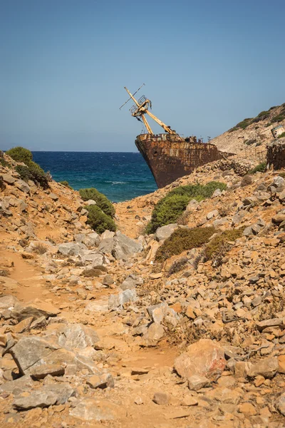 Oude crashte schip op de rotsen — Stockfoto