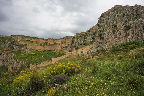 Bir tepe üzerinde antik kale — Stok fotoğraf