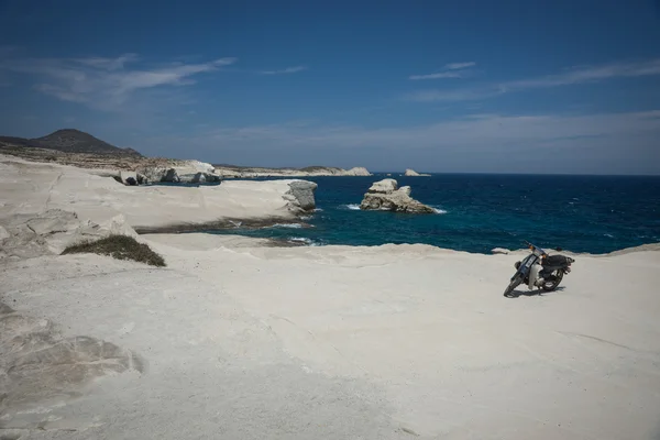 Manzaralarıyla plaj Sarakiniko — Stok fotoğraf