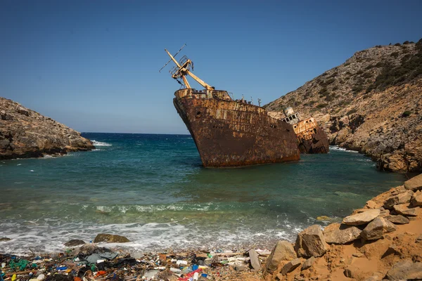 Oude crashte schip op de rotsen — Stockfoto