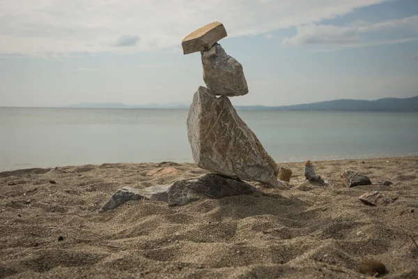 Пирамида камней на пляже — стоковое фото